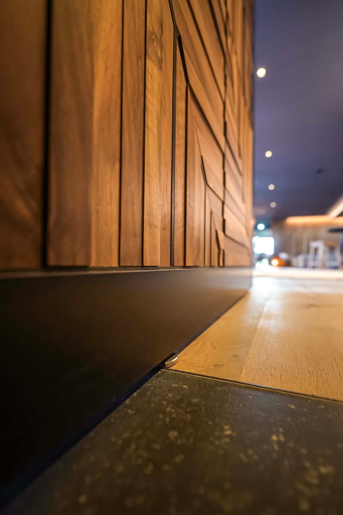 Pivottür aus Holz in einem Hotel in Salzburg mit FritsJurgens System M Pivot-Scharniersystem im Inneren