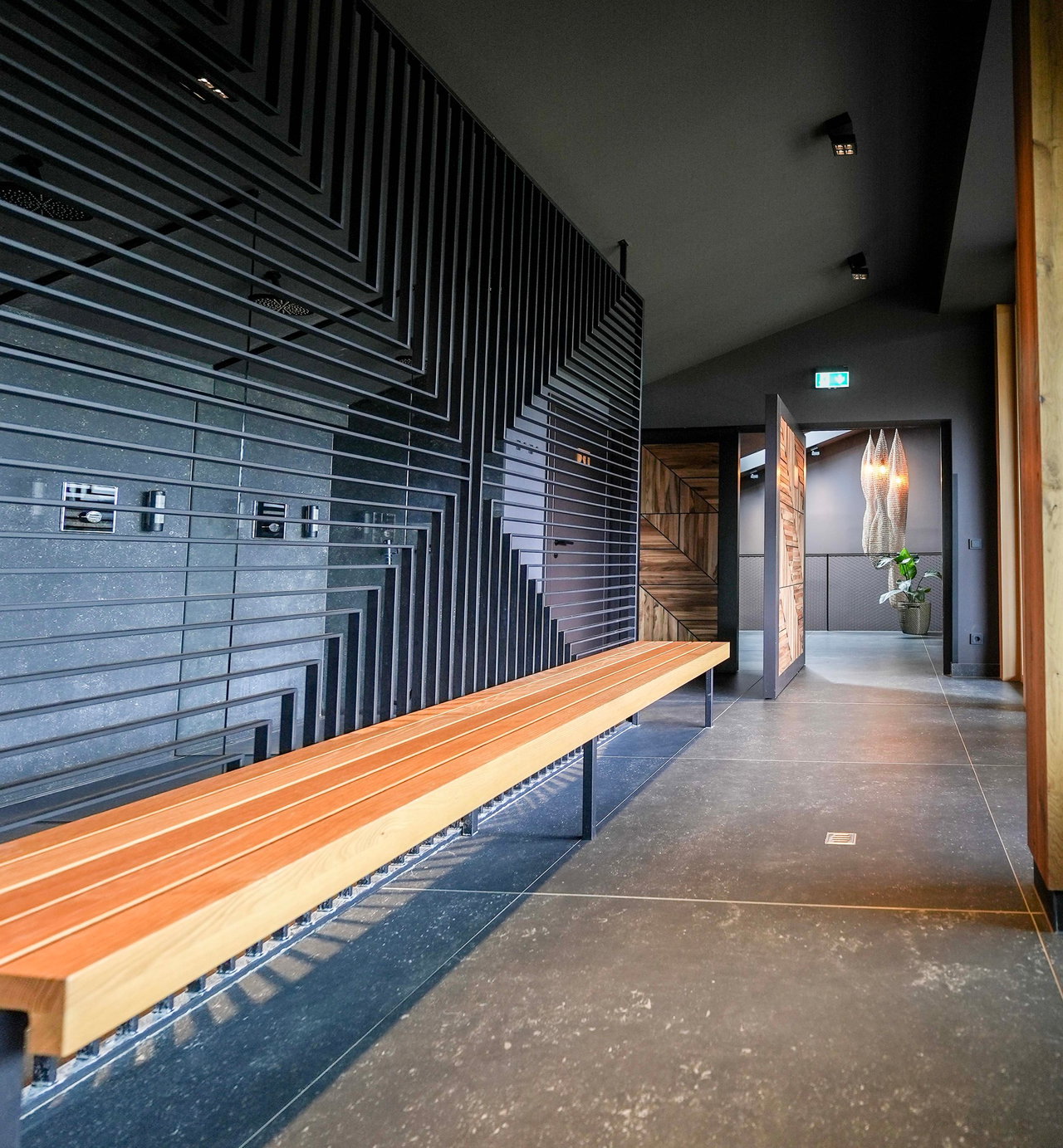 Pivottür aus Holz in einem Hotel in Salzburg mit FritsJurgens System M Pivot-Scharniersystem im Inneren