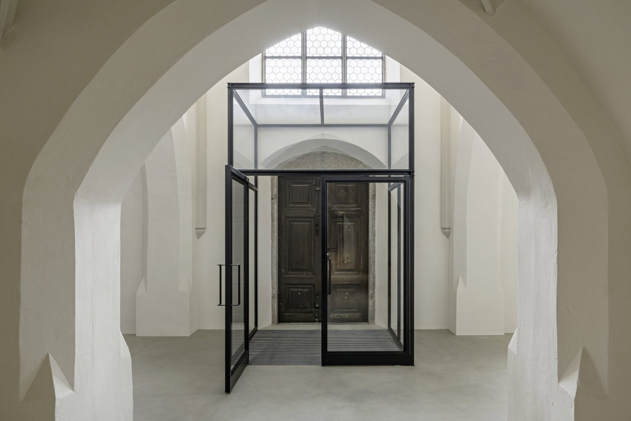 Pivottür aus Stahl und Glas in einem Sakralbau in Oberneukirchen mit FritsJurgens System M Pivot-Scharniersystem im Inneren