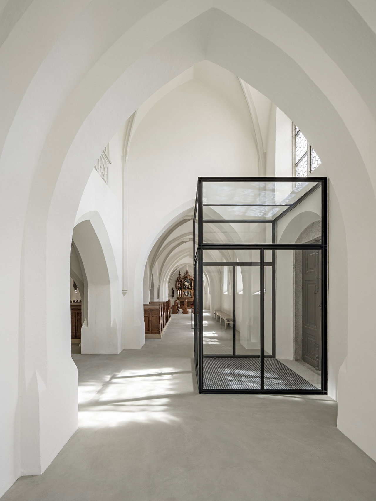 Pivottür aus Stahl und Glas in einem Sakralbau in Oberneukirchen mit FritsJurgens System M Pivot-Scharniersystem im Inneren