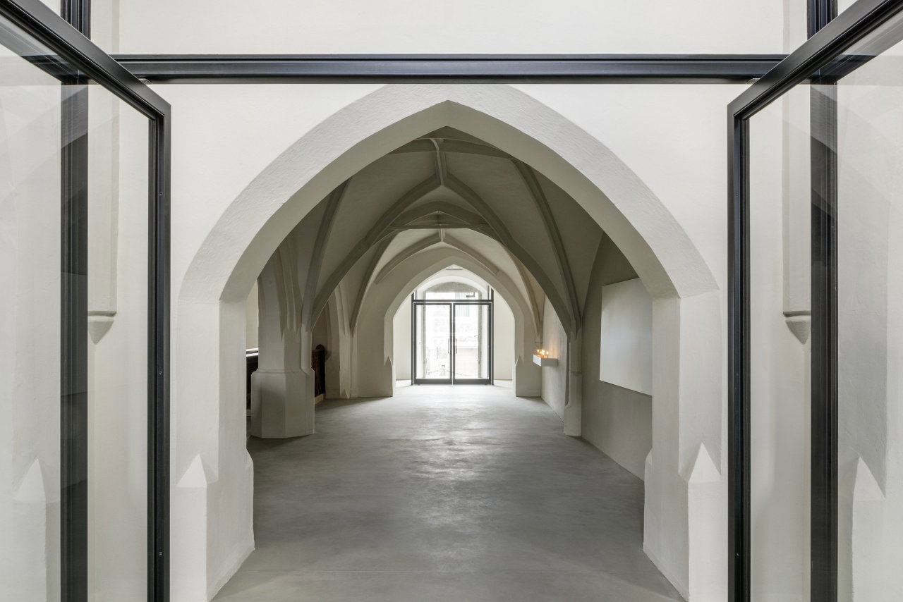 Pivottür aus Stahl und Glas in einem Sakralbau in Oberneukirchen mit FritsJurgens System M Pivot-Scharniersystem im Inneren