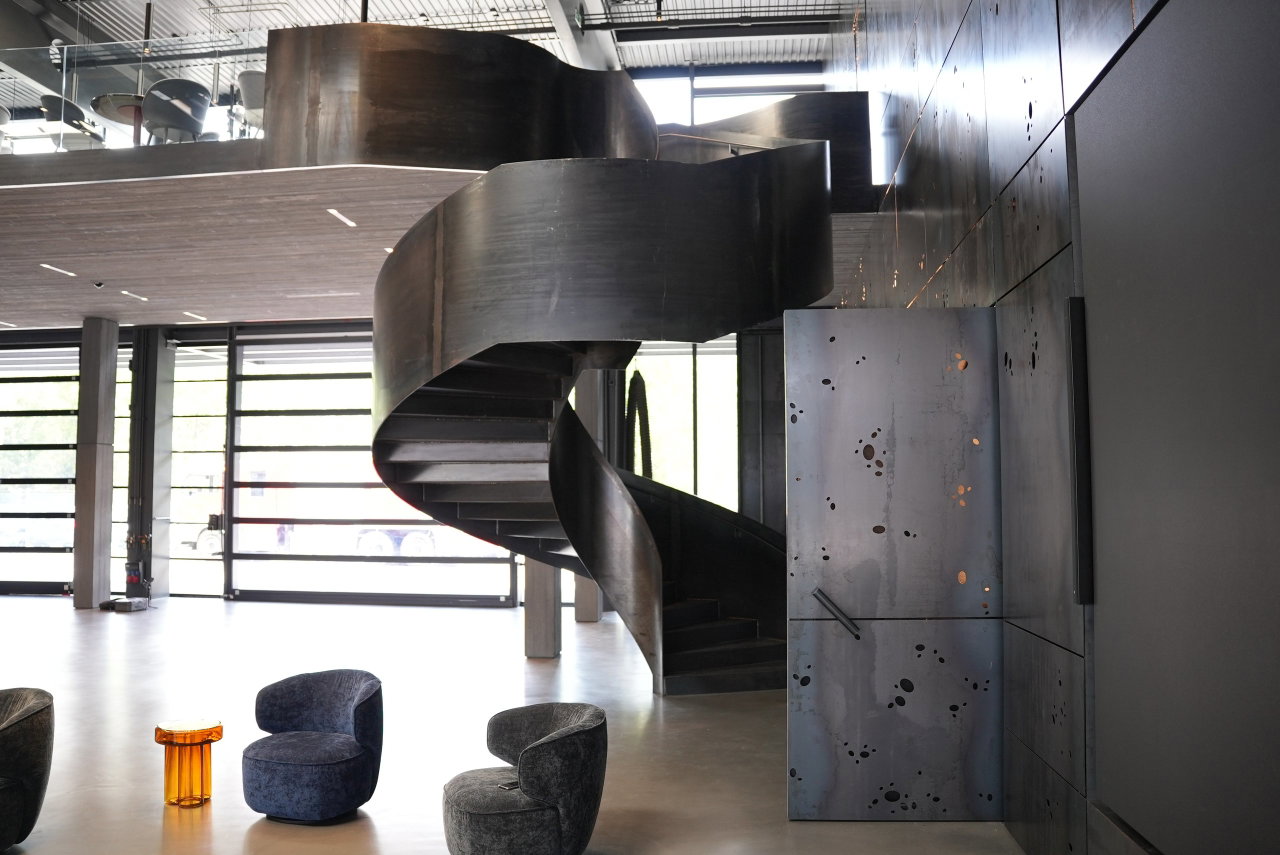 Steel pivot door in an office in Kaltenbach with FritsJurgens System M+ pivot hinge system inside