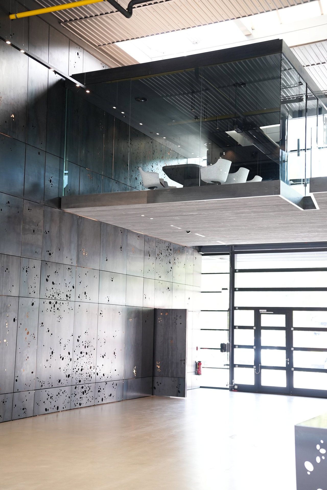 Steel pivot door in an office in Kaltenbach with FritsJurgens System M+ pivot hinge system inside