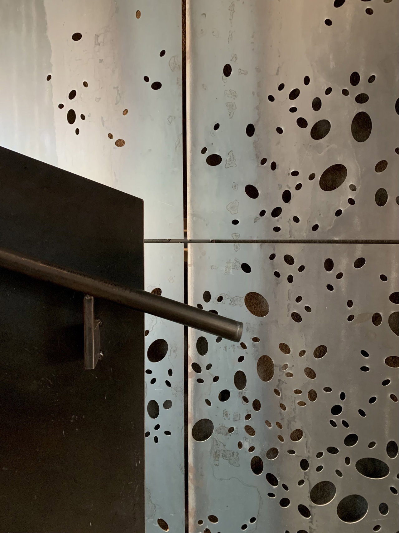 Steel pivot door in an office in Kaltenbach with FritsJurgens System M+ pivot hinge system inside