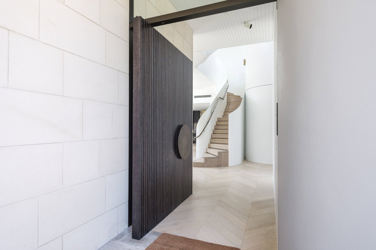 Pivottür aus Holz in einem Privathaus in Sydney mit FritsJurgens System M+ Pivot-Scharniersystem im Inneren