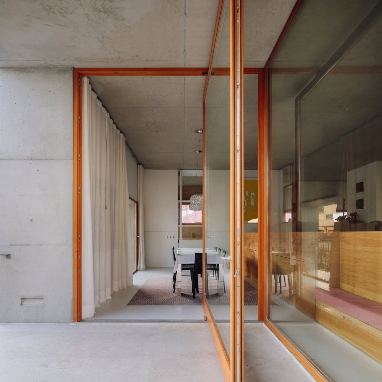 Puerta pivotante de madera en una casa privada en Lisboa con bisagra pivotante FritsJurgens System M+ en el interior