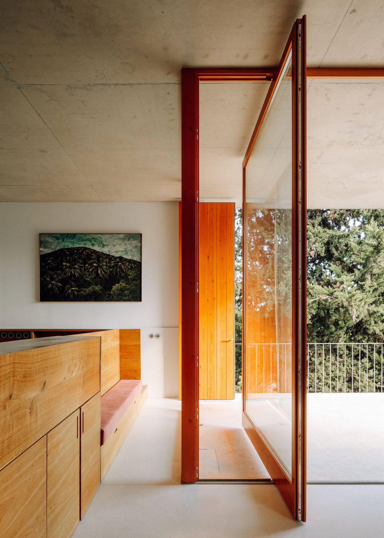 Puerta pivotante de madera en una casa privada en Lisboa con bisagra pivotante FritsJurgens System M+ en el interior
