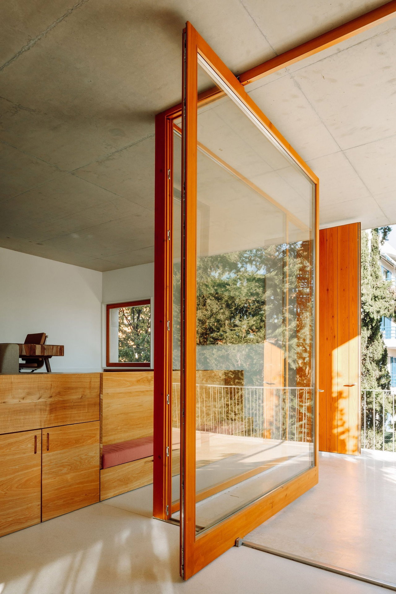 Puerta pivotante de madera en una casa privada en Lisboa con bisagra pivotante FritsJurgens System M+ en el interior
