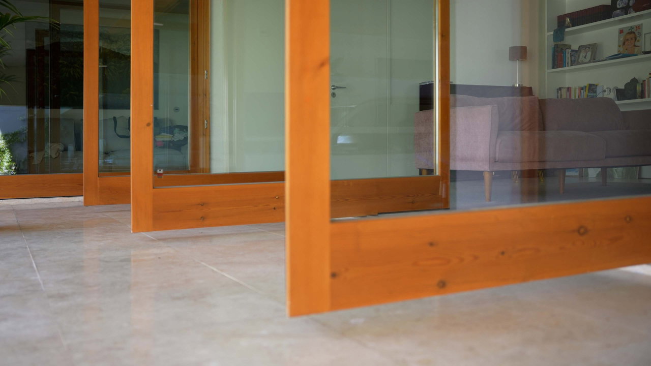 Puerta pivotante de madera en una casa privada en Lisboa con bisagra pivotante FritsJurgens System M+ en el interior