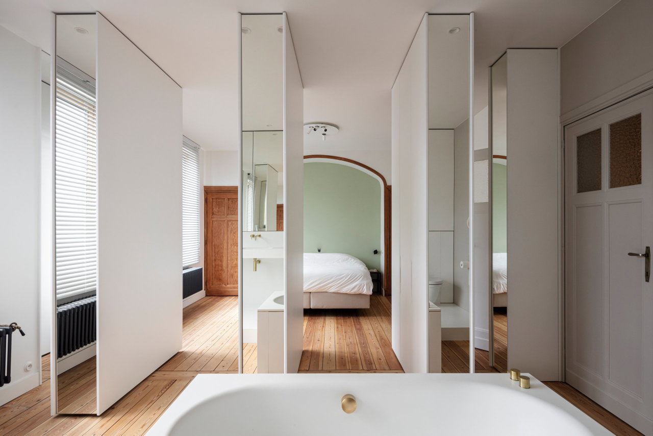 Mirrored pivot door in a private home in Ganshoren with FritsJurgens System One pivot hinge system inside