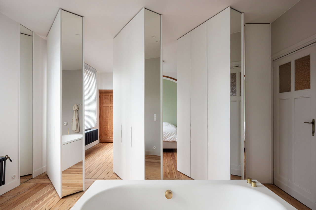 Mirrored pivot door in a private home in Ganshoren with FritsJurgens System One pivot hinge system inside