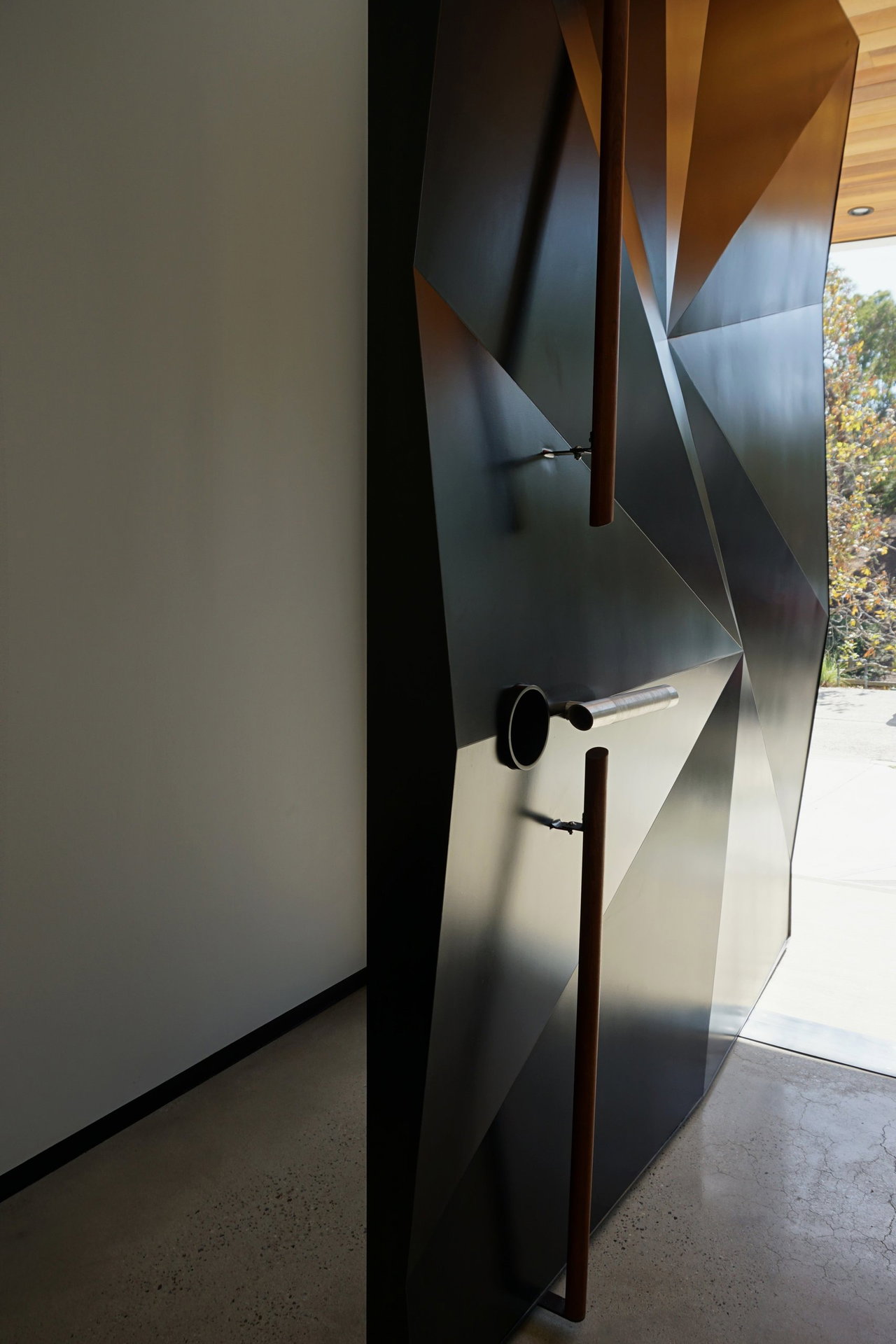 Aluminium pivot door in a private home in San Diego with FritsJurgens System M+ pivot hinge system inside