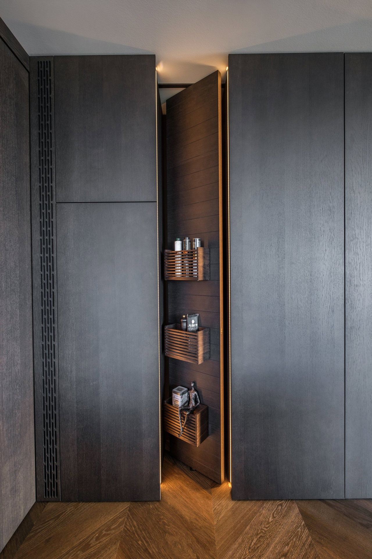 Wooden pivot door in a private home in Sevilla with FritsJurgens System M+ pivot hinge system inside
