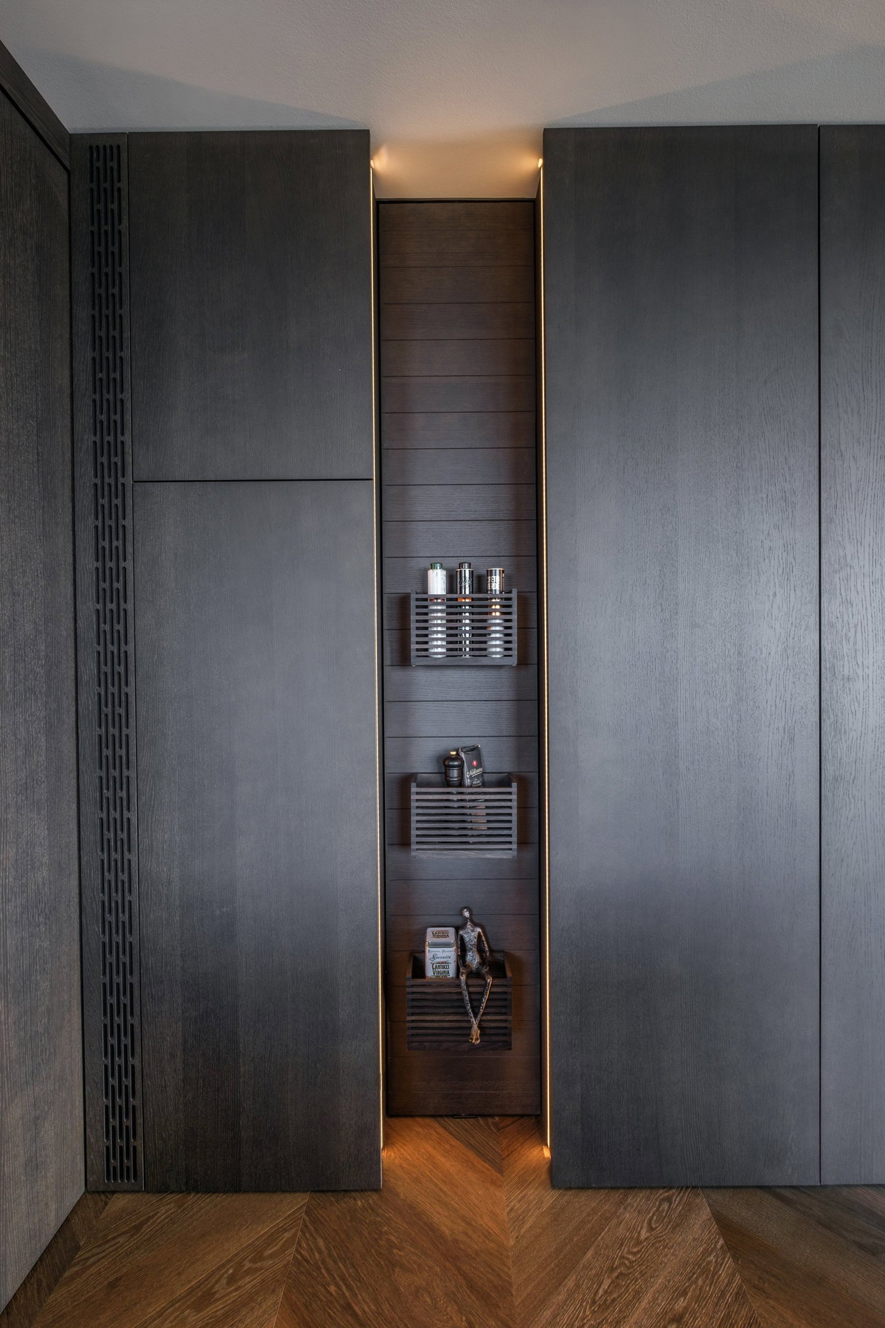 Wooden pivot door in a private home in Sevilla with FritsJurgens System M+ pivot hinge system inside