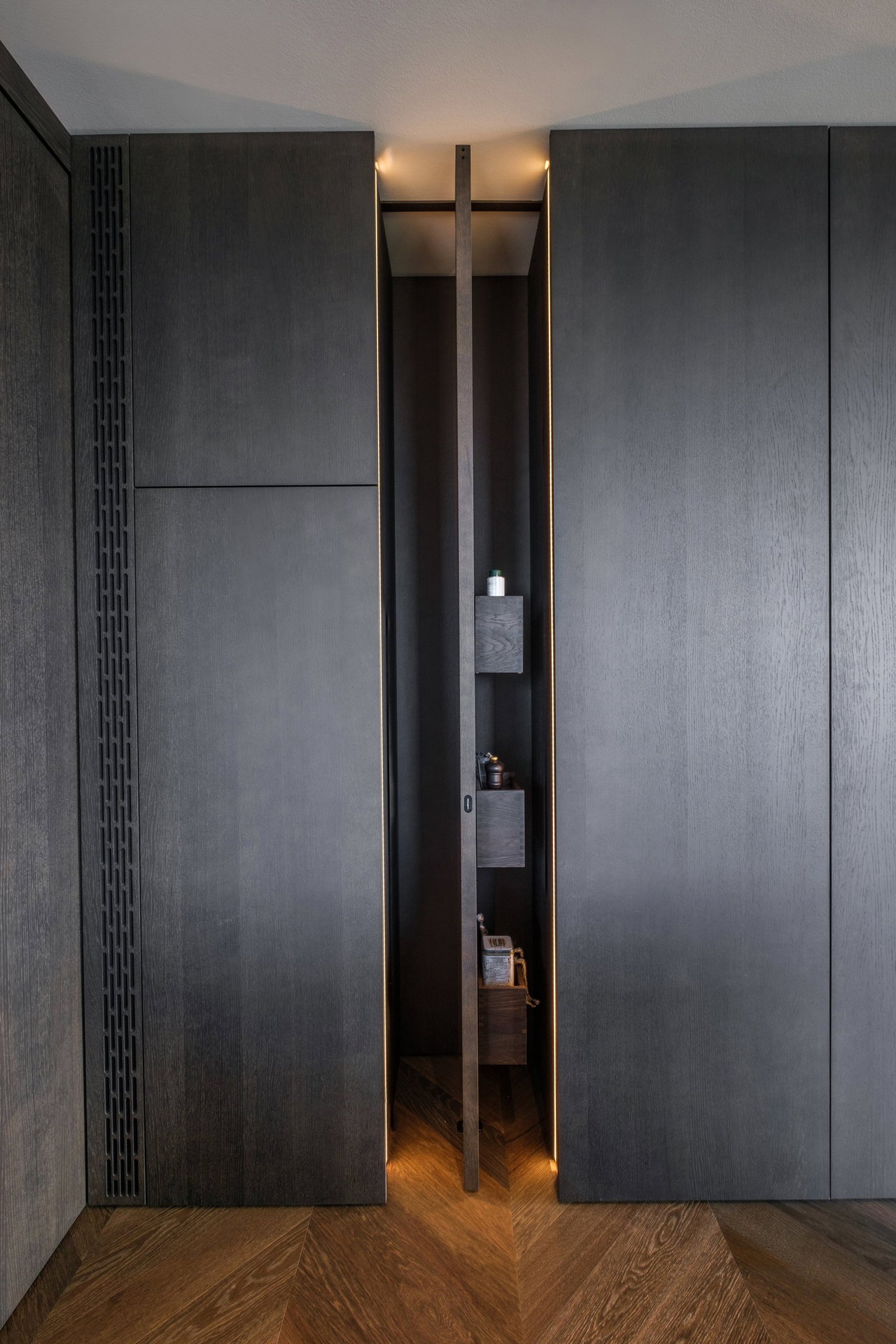 Wooden pivot door in a private home in Sevilla with FritsJurgens System M+ pivot hinge system inside