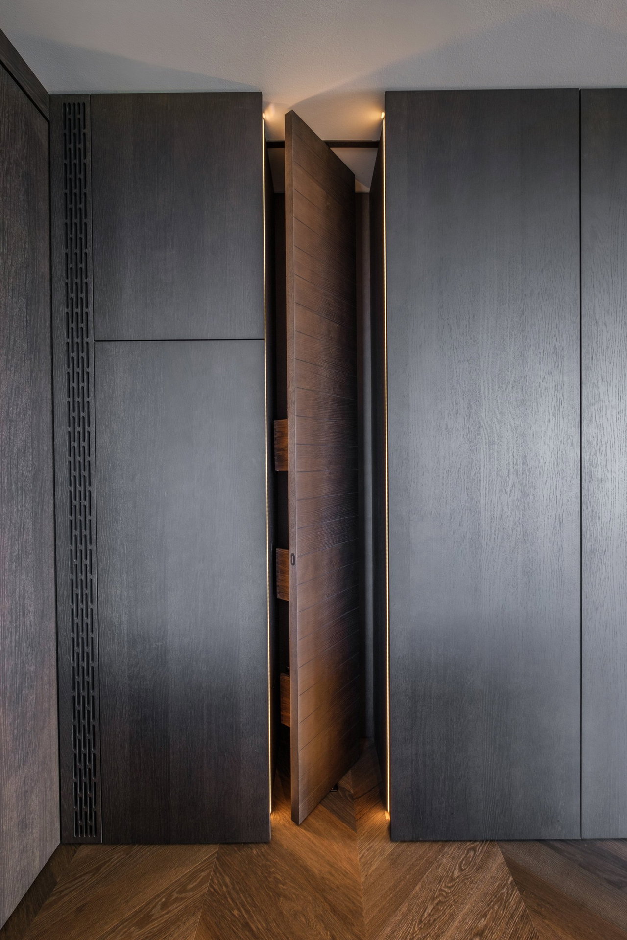 Wooden pivot door in a private home in Sevilla with FritsJurgens System M+ pivot hinge system inside