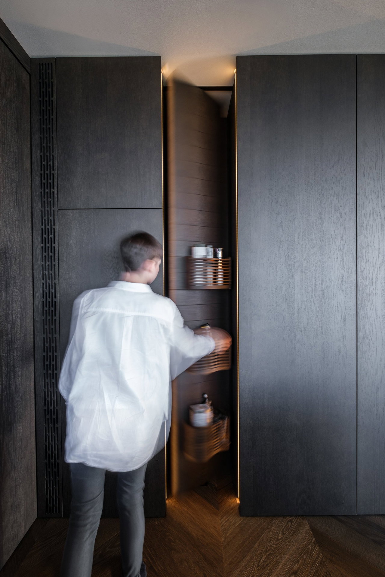 Wooden pivot door in a private home in Sevilla with FritsJurgens System M+ pivot hinge system inside