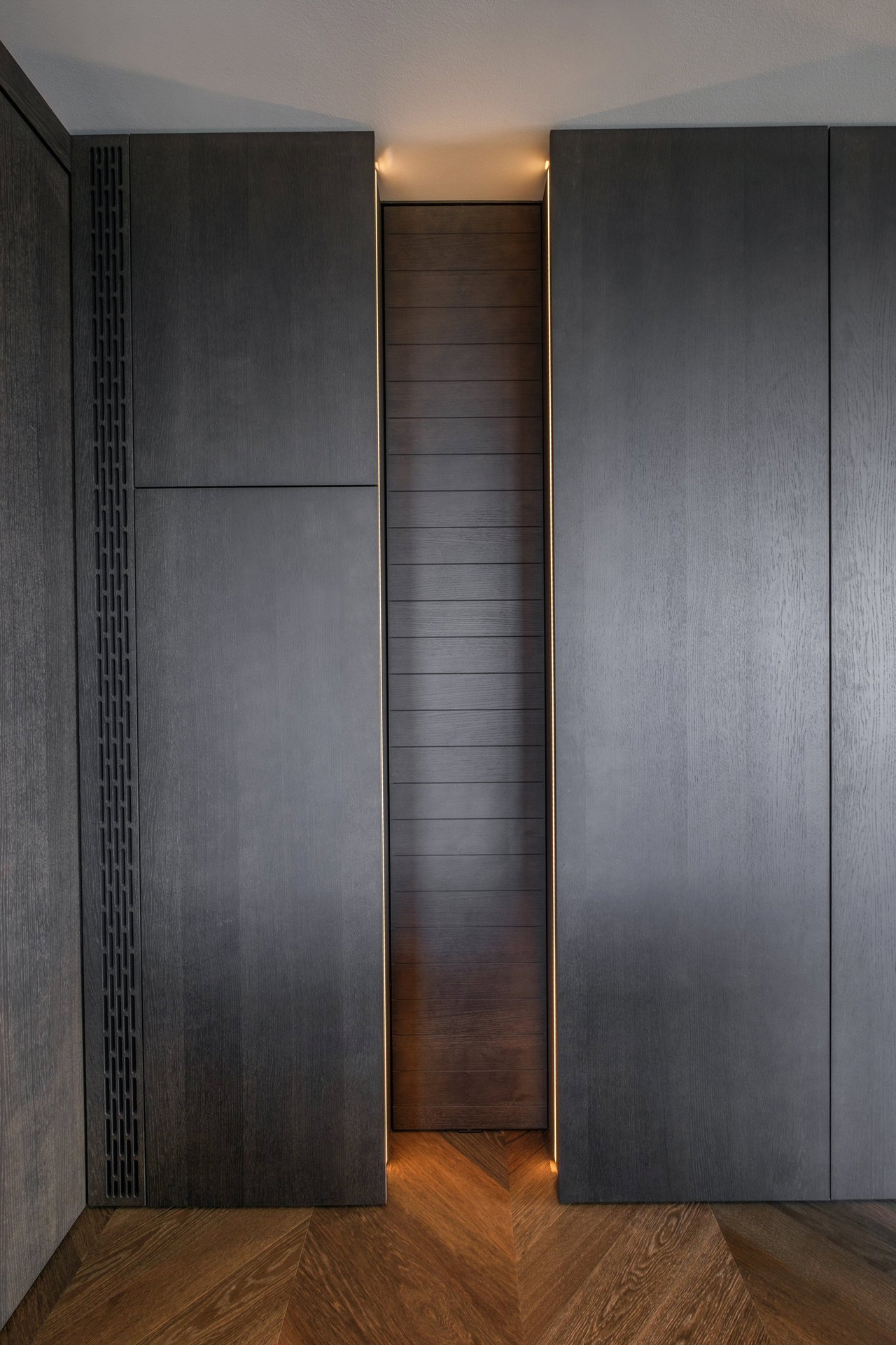 Wooden pivot door in a private home in Sevilla with FritsJurgens System M+ pivot hinge system inside