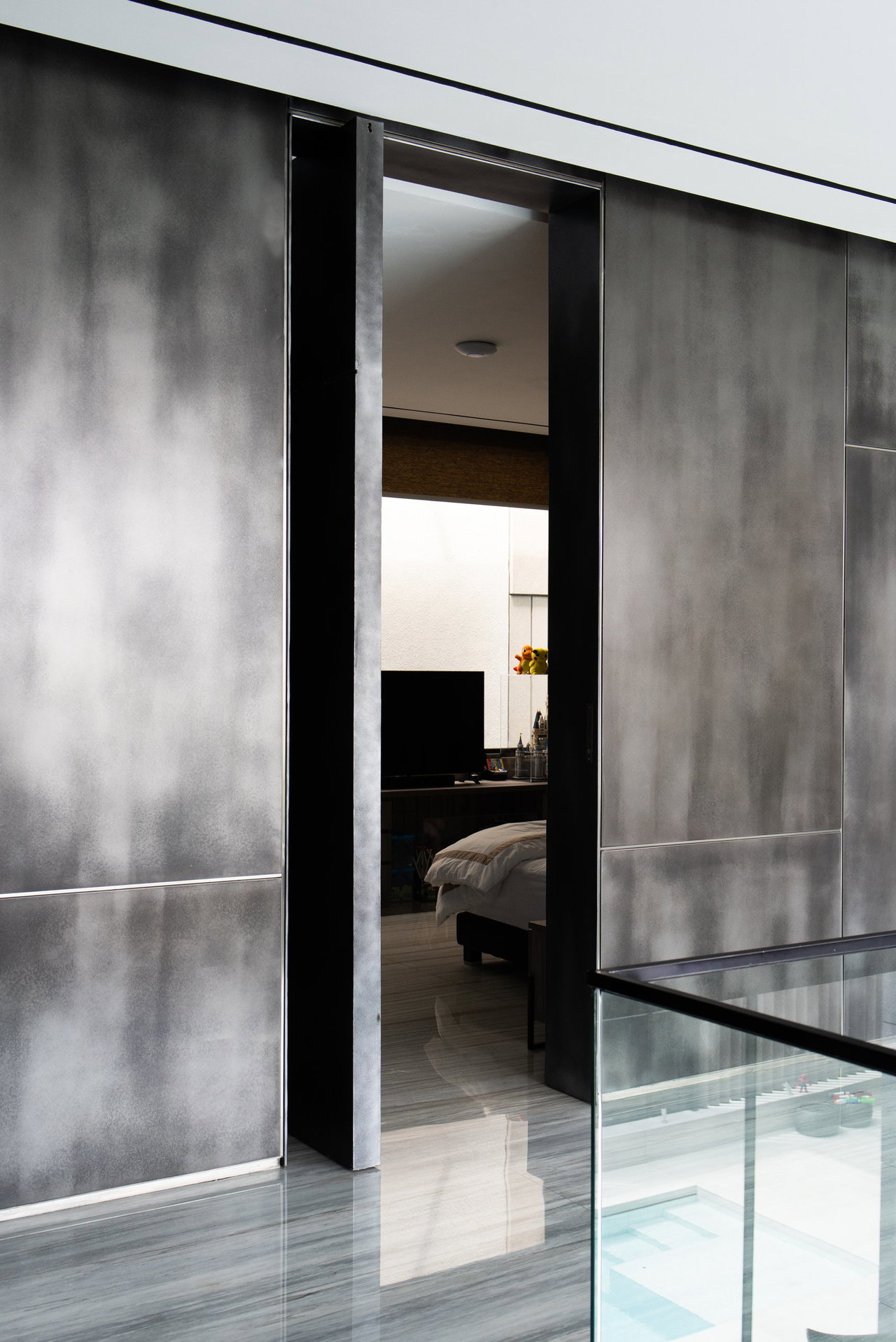 Aluminium pivot door in a private home in Jakarta with FritsJurgens System M+ pivot hinge system inside