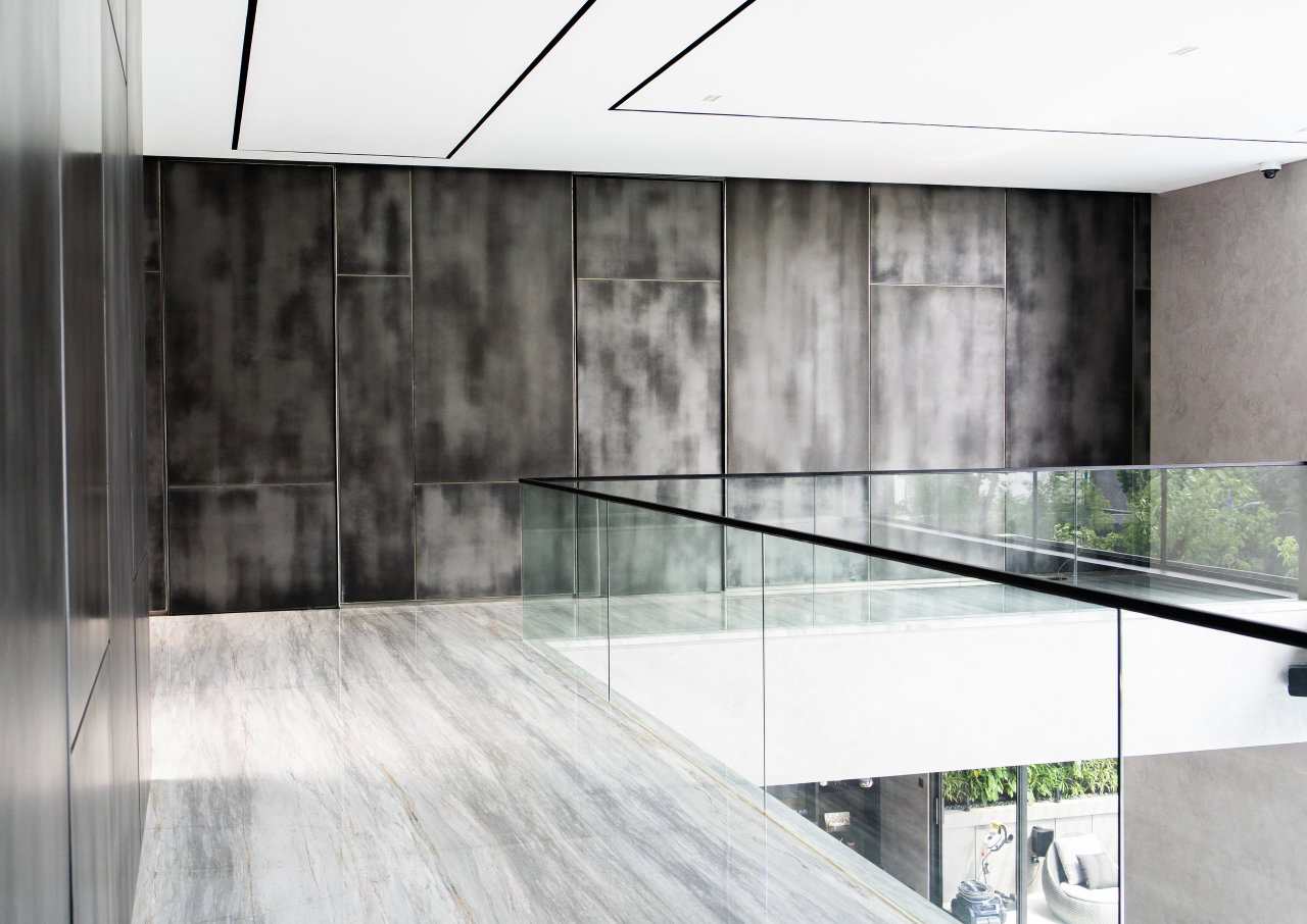 Aluminium pivot door in a private home in Jakarta with FritsJurgens System M+ pivot hinge system inside