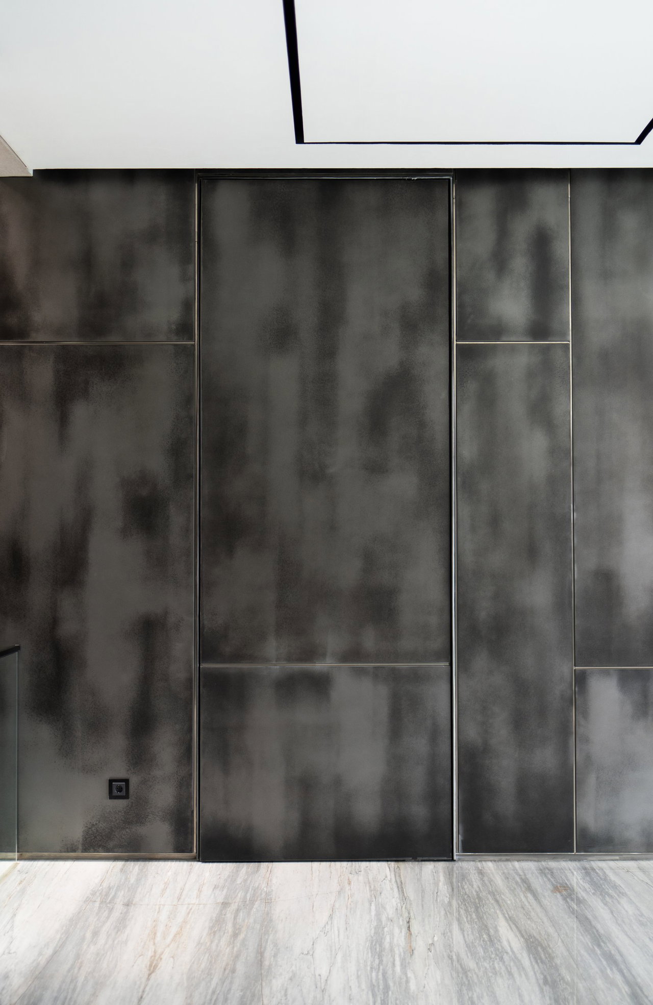 Aluminium pivot door in a private home in Jakarta with FritsJurgens System M+ pivot hinge system inside