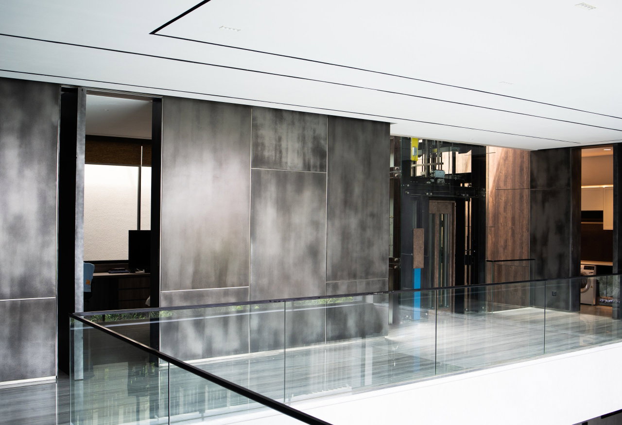 Aluminium pivot door in a private home in Jakarta with FritsJurgens System M+ pivot hinge system inside