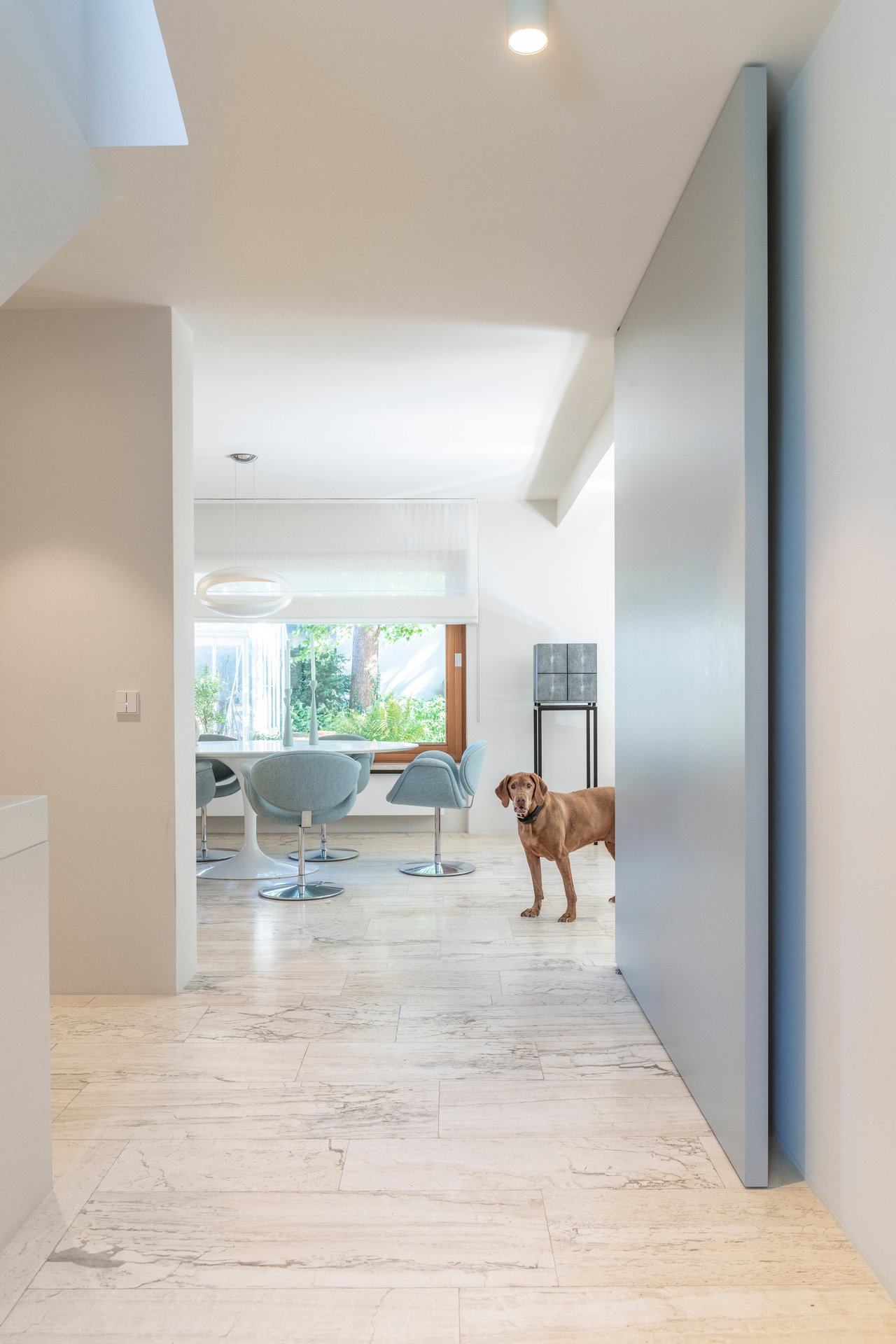 Wooden pivot door in a private home in Schäftlarn with FritsJurgens System M pivot hinge system inside