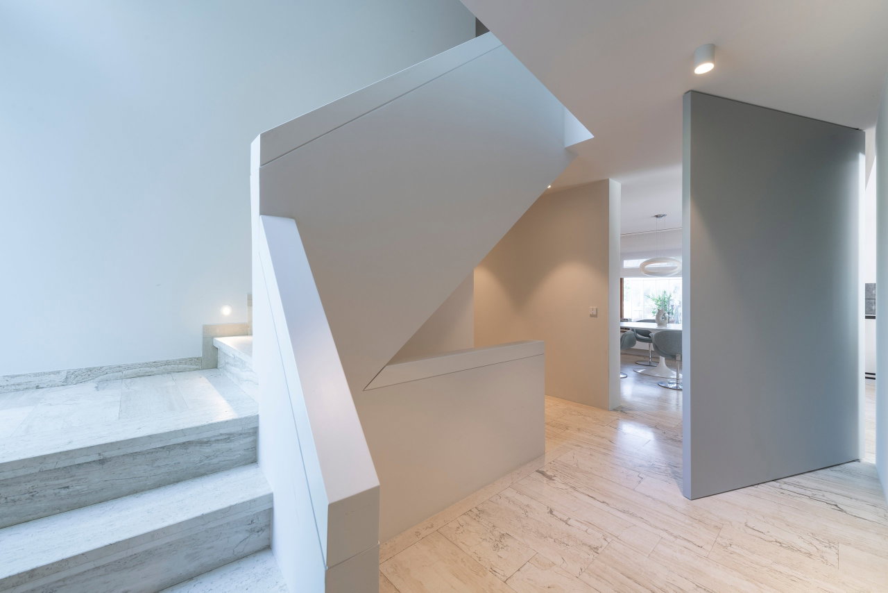 Wooden pivot door in a private home in Schäftlarn with FritsJurgens System M pivot hinge system inside