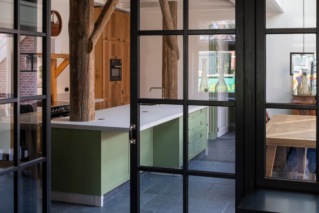 Pivottür aus Holz in einem Privathaus in Schildwolde mit FritsJurgens System M Pivot-Scharniersystem im Inneren