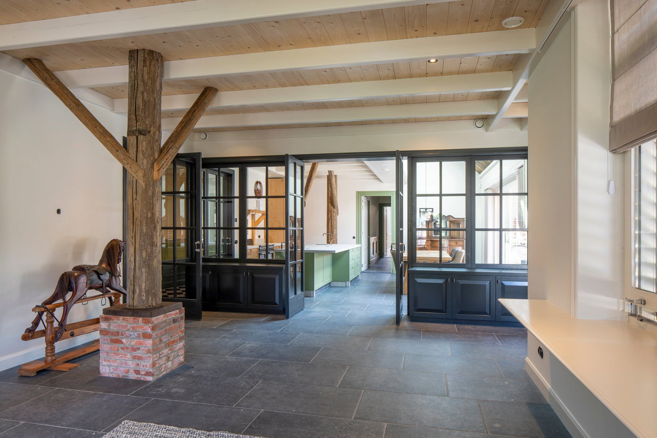 Pivottür aus Holz in einem Privathaus in Schildwolde mit FritsJurgens System M Pivot-Scharniersystem im Inneren