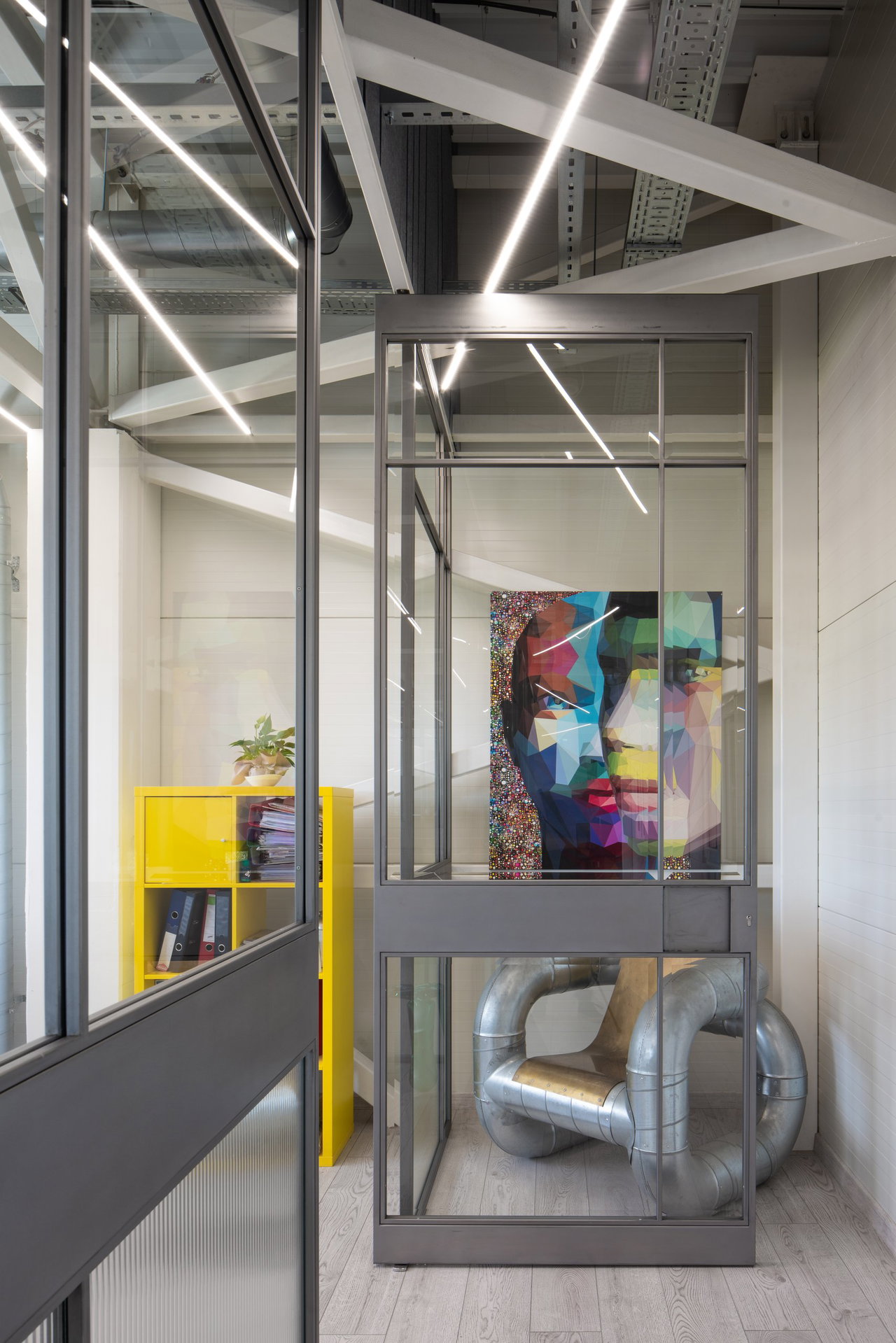 Pivottür aus Stahl und Glas in einem Büro in Vilnius mit FritsJurgens System M+ Pivot-Scharniersystem im Inneren
