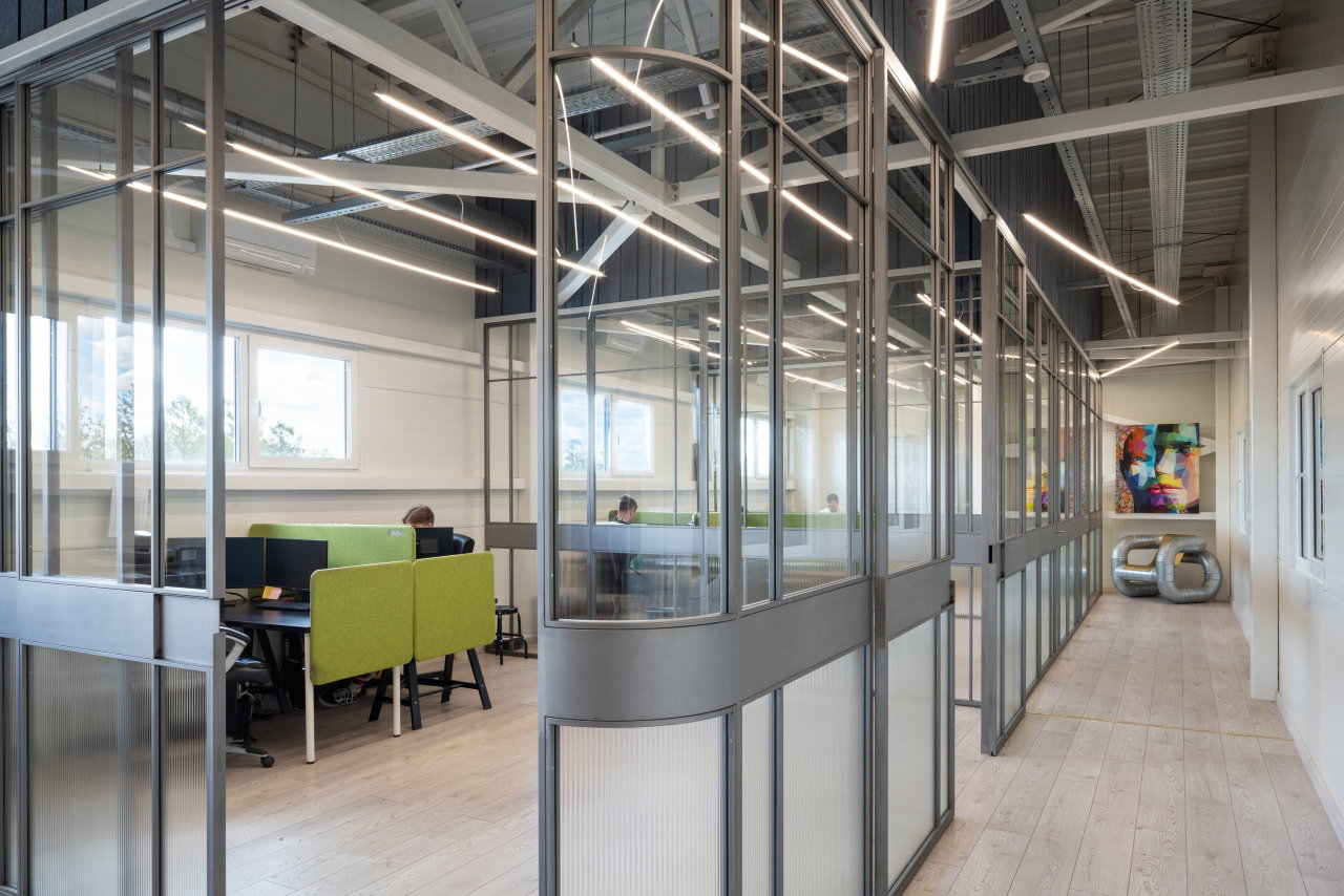 Pivottür aus Stahl und Glas in einem Büro in Vilnius mit FritsJurgens System M+ Pivot-Scharniersystem im Inneren
