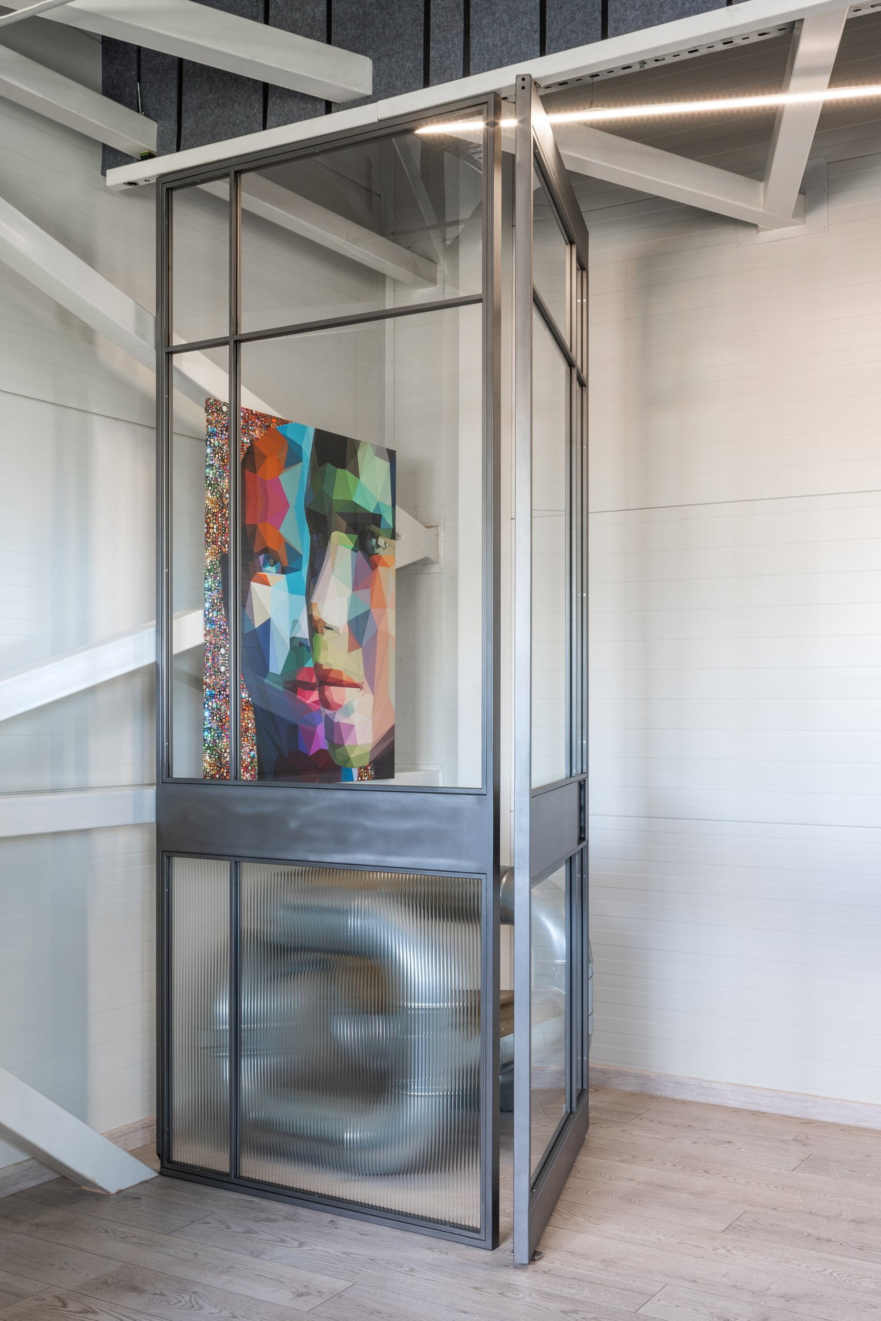 Pivottür aus Stahl und Glas in einem Büro in Vilnius mit FritsJurgens System M+ Pivot-Scharniersystem im Inneren