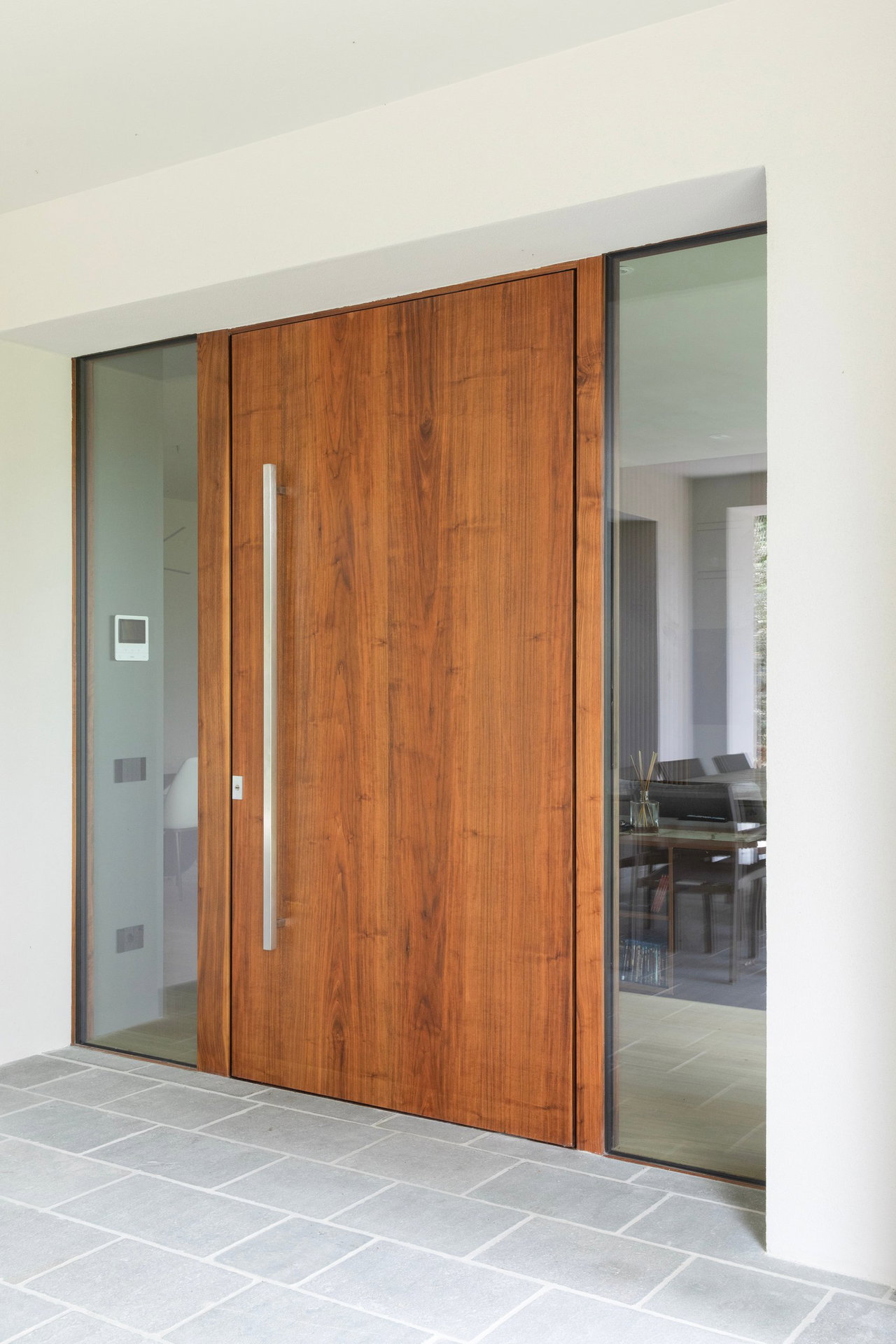 Wooden pivot door in a private home in Modena with FritsJurgens System One pivot hinge system inside