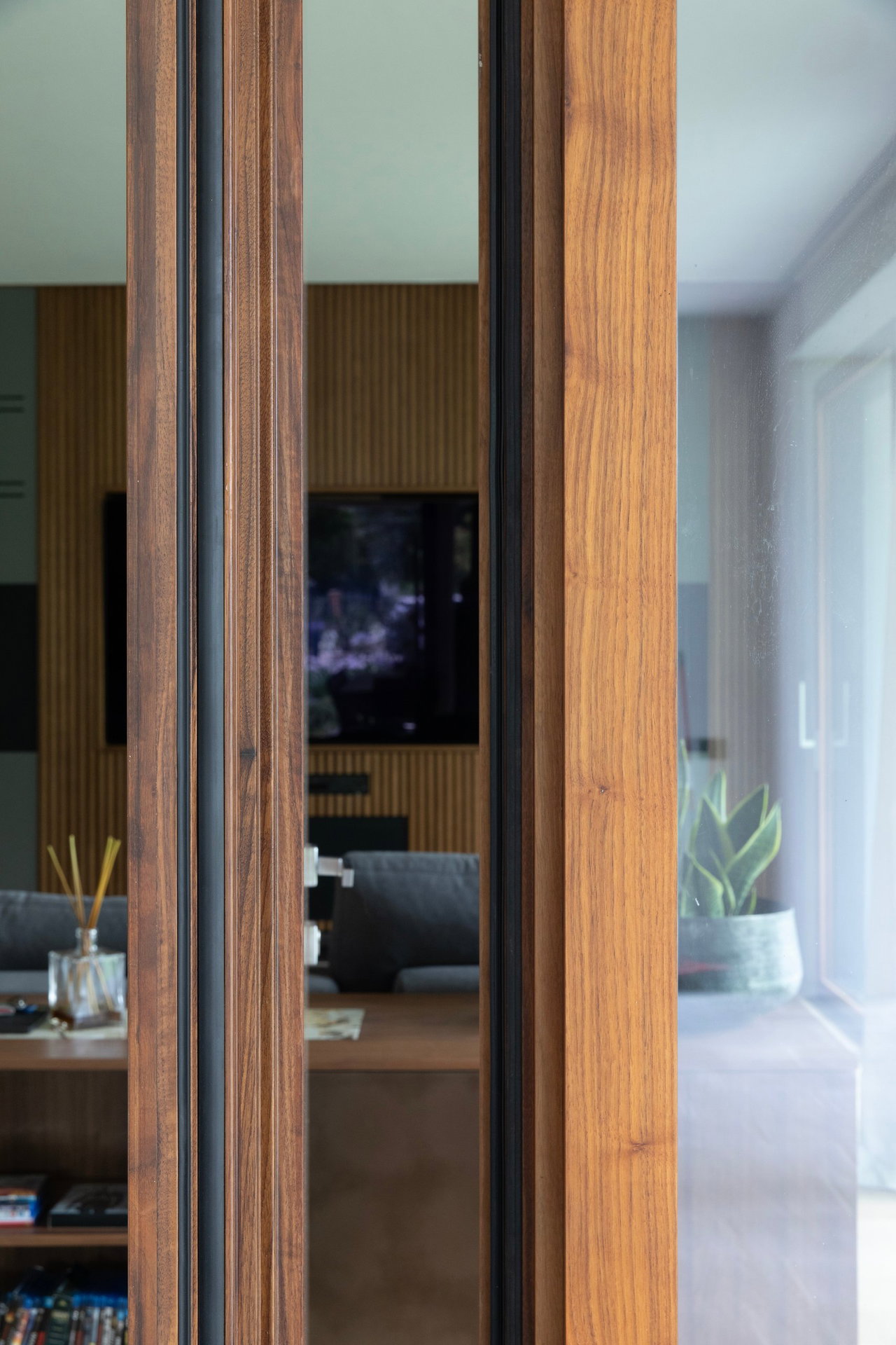 Wooden pivot door in a private home in Modena with FritsJurgens System One pivot hinge system inside