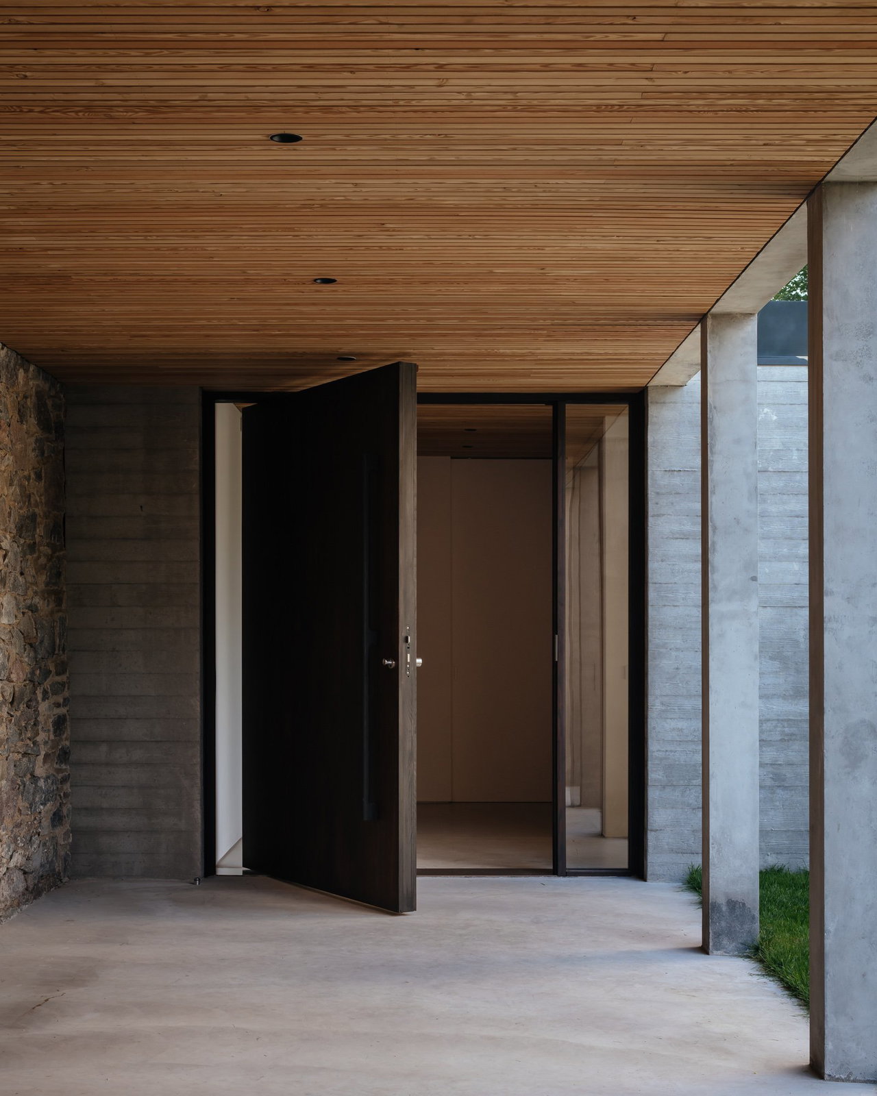 Wooden pivot door in a private home in Aberdeen with FritsJurgens System M+ pivot hinge system inside