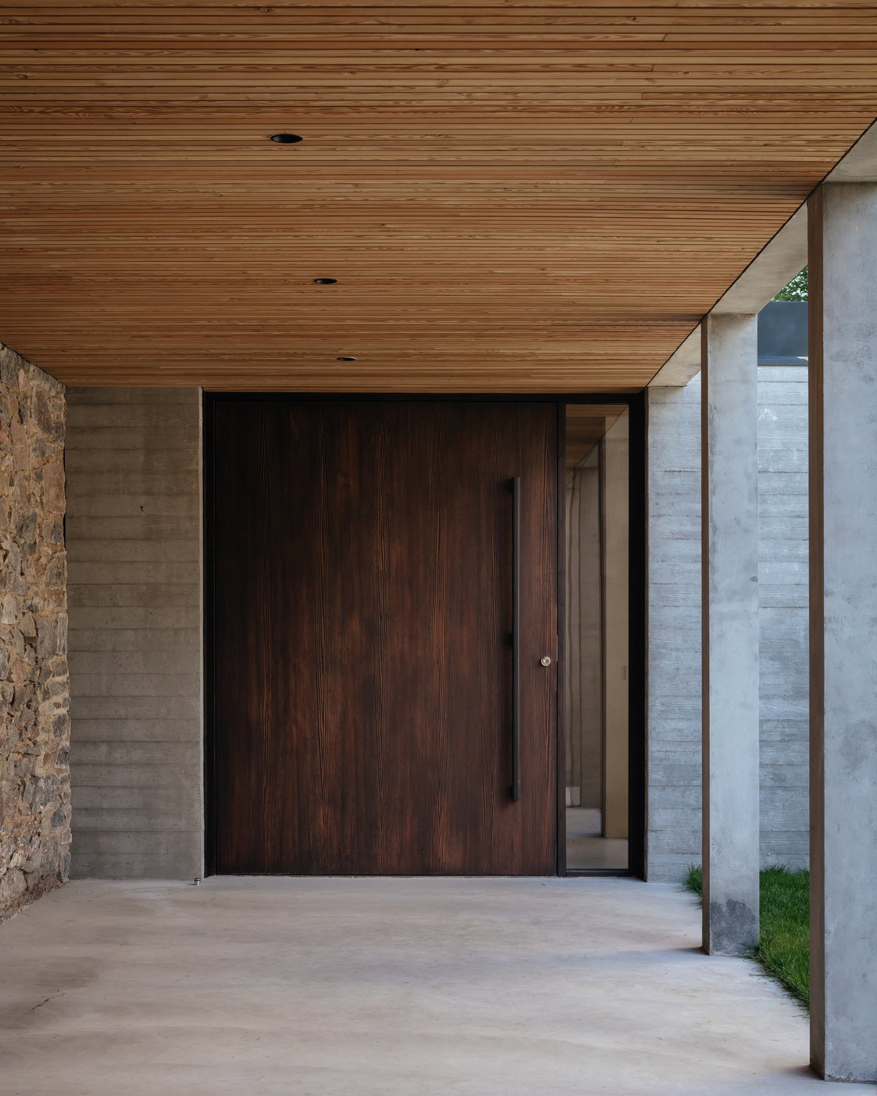 Wooden pivot door in a private home in Aberdeen with FritsJurgens System M+ pivot hinge system inside