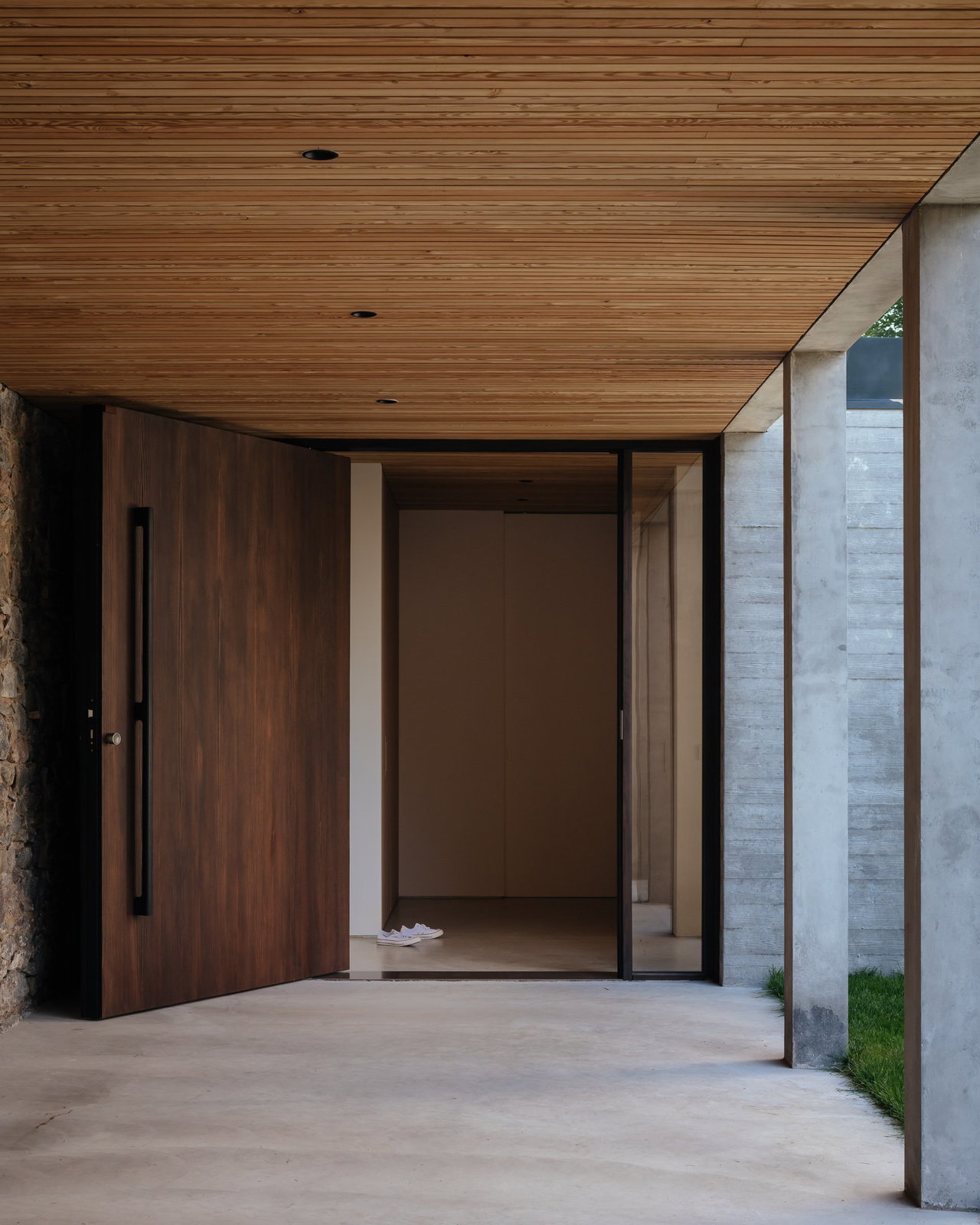 Wooden pivot door in a private home in Aberdeen with FritsJurgens System M+ pivot hinge system inside