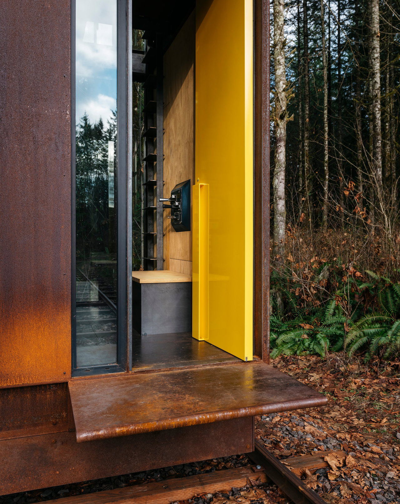 Steel pivot door in an office in Carnation with FritsJurgens System M+ pivot hinge system inside