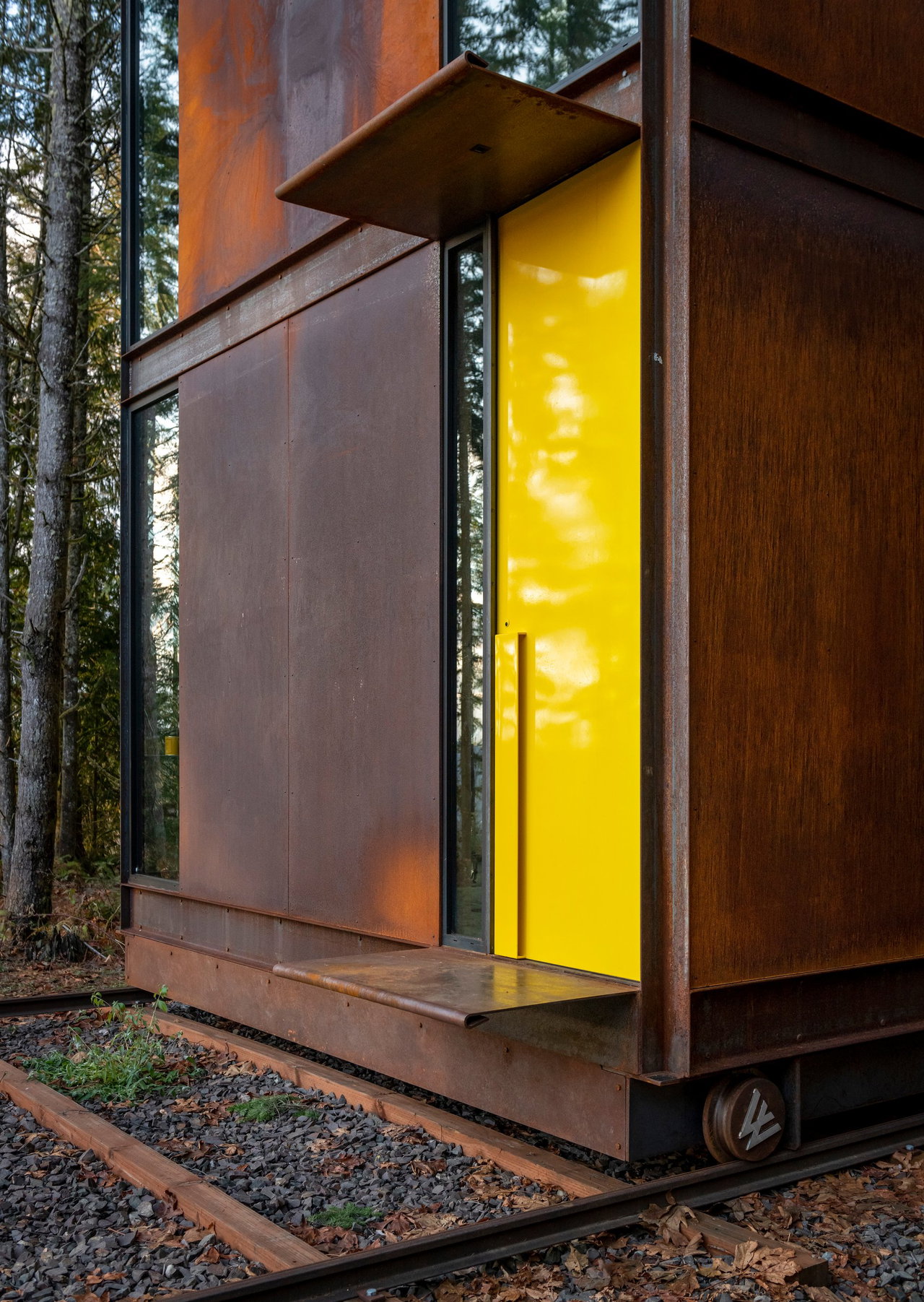 Steel pivot door in an office in Carnation with FritsJurgens System M+ pivot hinge system inside