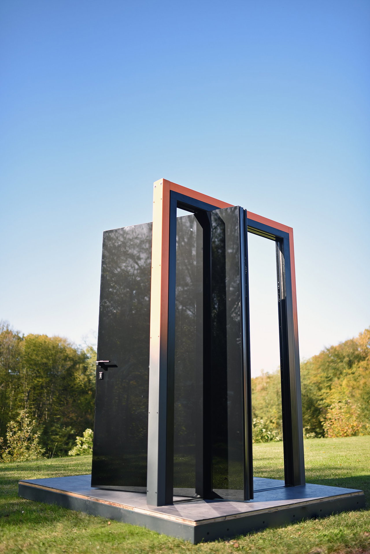 Wooden pivot door in a public building in Martinuševec with FritsJurgens System One pivot hinge system inside