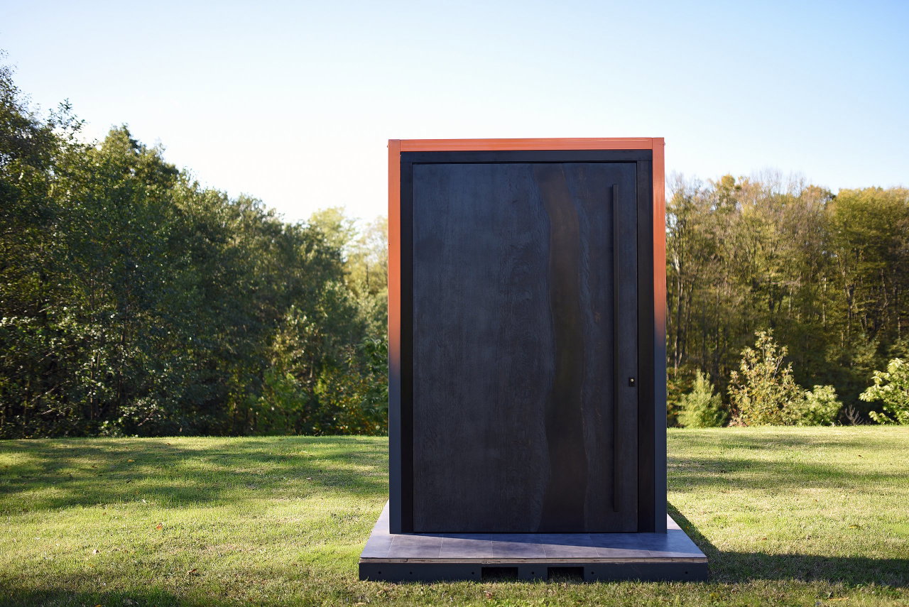 Wooden pivot door in a public building in Martinuševec with FritsJurgens System One pivot hinge system inside