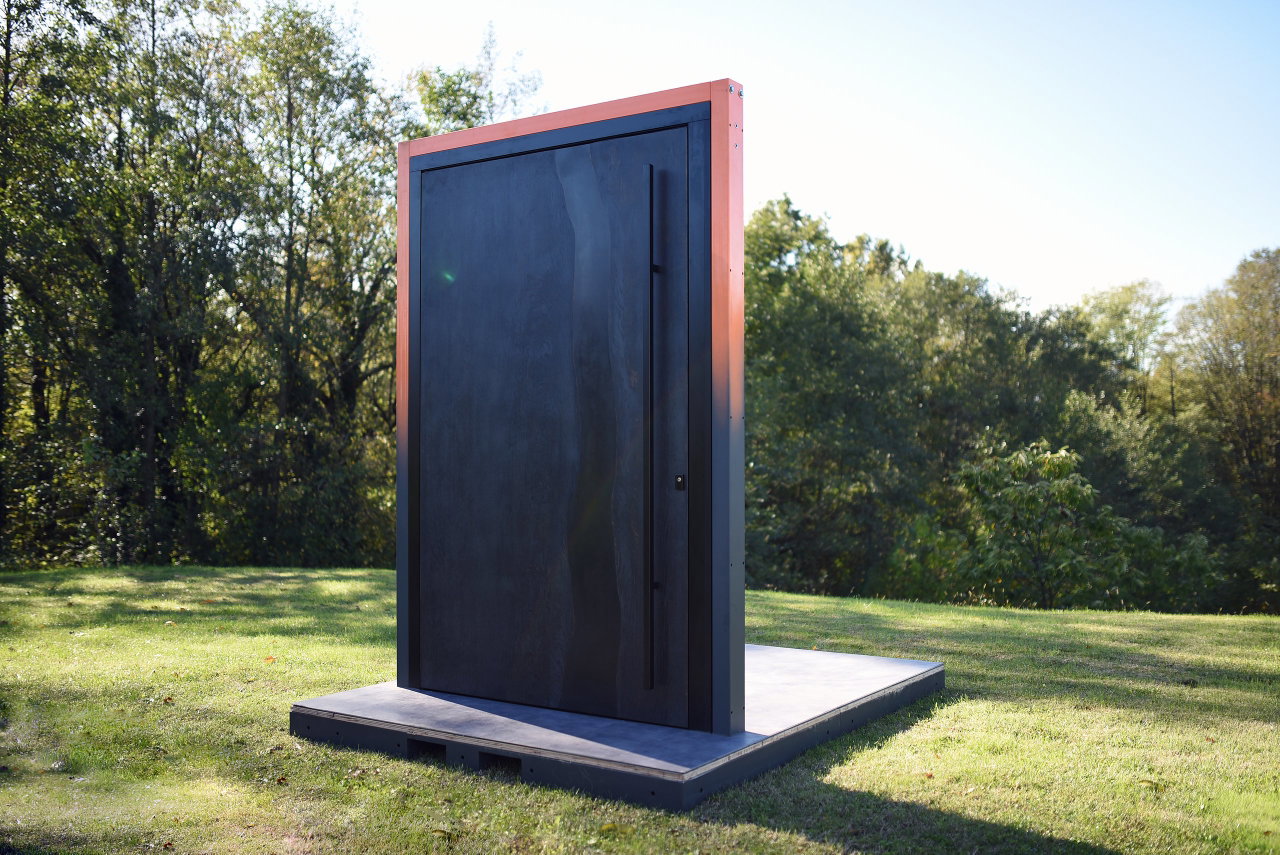 Wooden pivot door in a public building in Martinuševec with FritsJurgens System One pivot hinge system inside