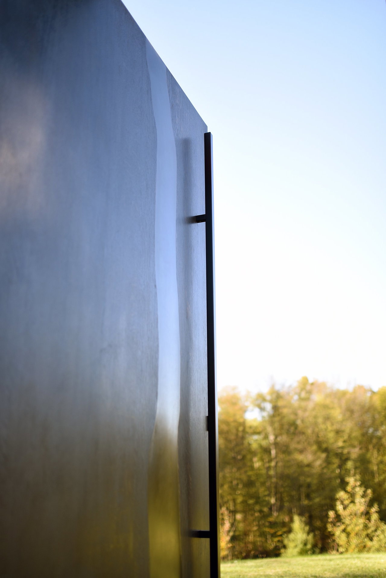 Wooden pivot door in a public building in Martinuševec with FritsJurgens System One pivot hinge system inside