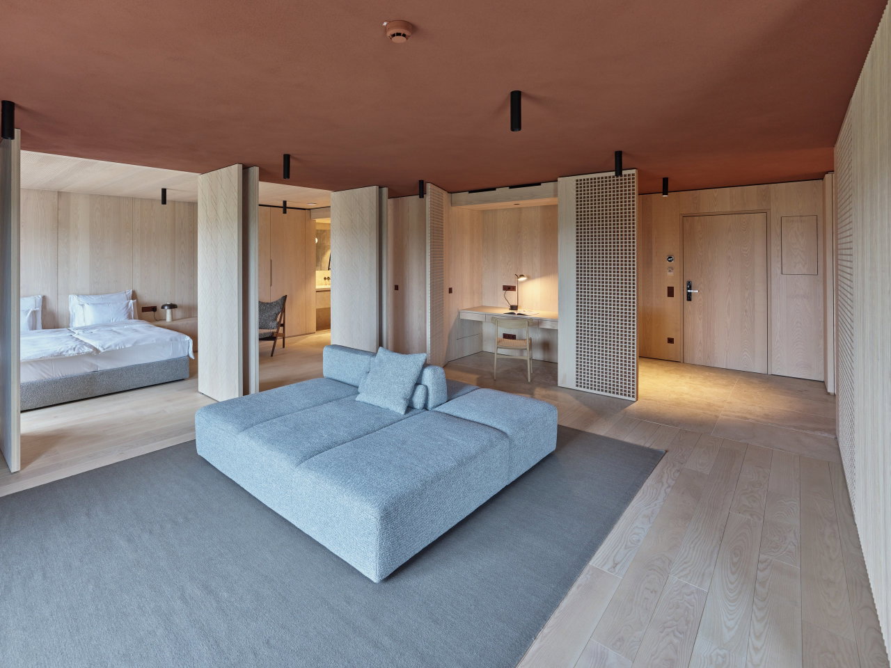 Pivottür aus Holz in einem Hotel in Bad Tatzmannsdorf mit FritsJurgens System M Pivot-Scharniersystem im Inneren