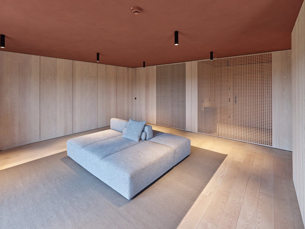 Pivottür aus Holz in einem Hotel in Bad Tatzmannsdorf mit FritsJurgens System M Pivot-Scharniersystem im Inneren