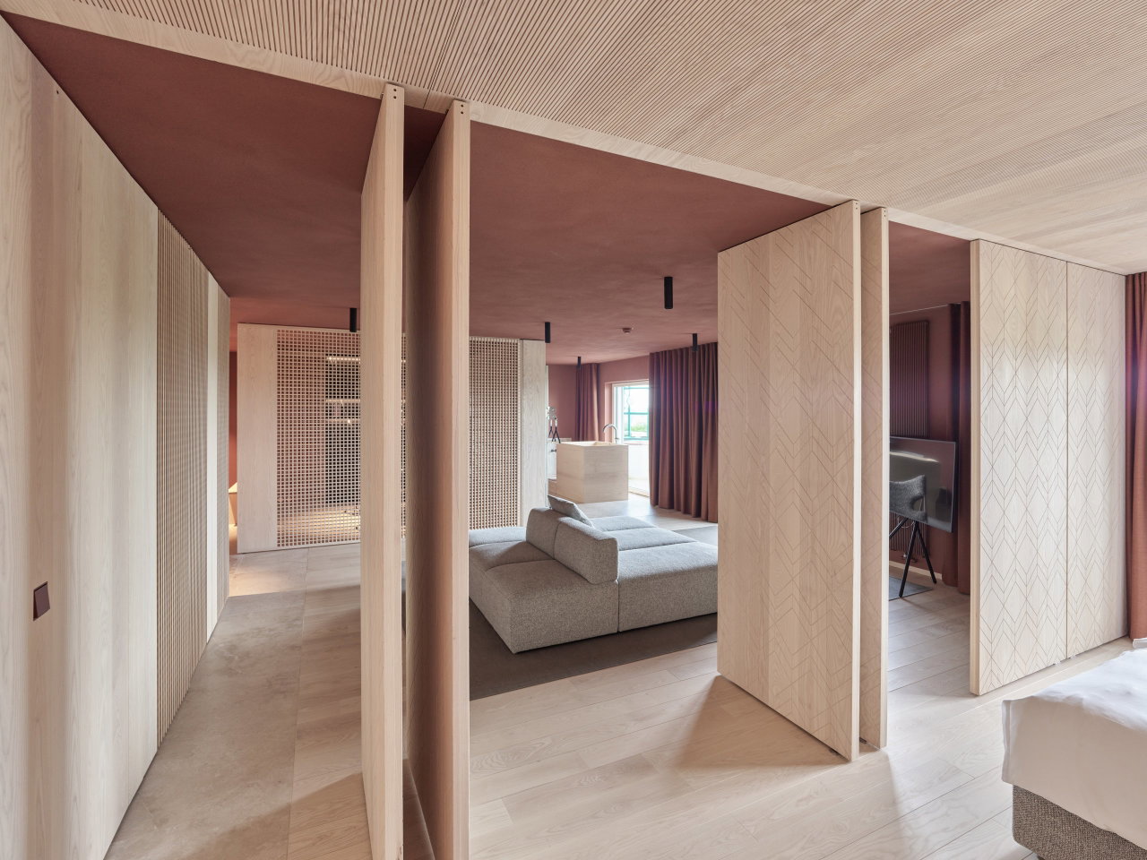 Pivottür aus Holz in einem Hotel in Bad Tatzmannsdorf mit FritsJurgens System M Pivot-Scharniersystem im Inneren