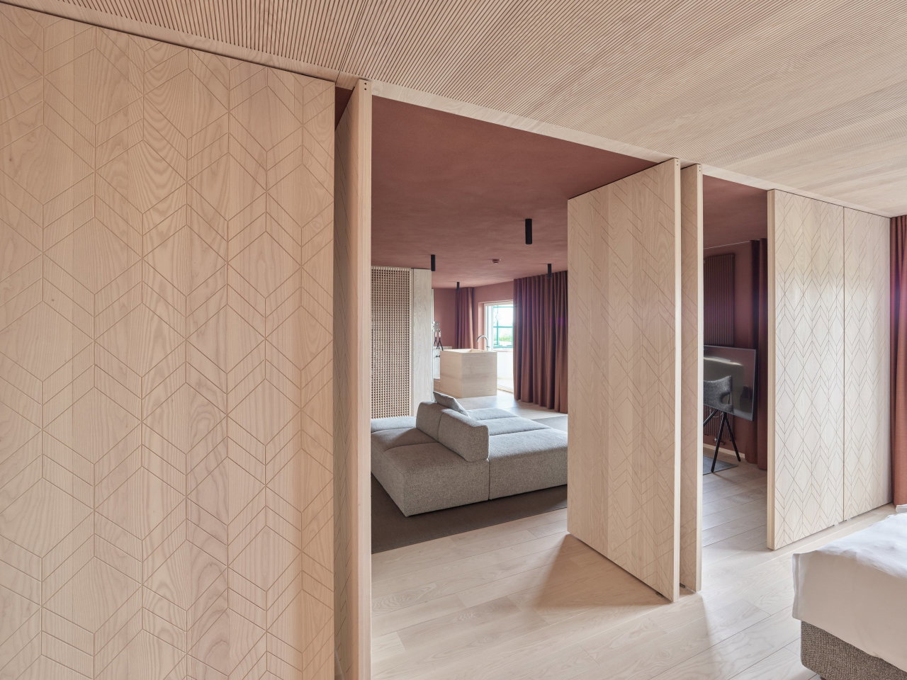 Pivottür aus Holz in einem Hotel in Bad Tatzmannsdorf mit FritsJurgens System M Pivot-Scharniersystem im Inneren