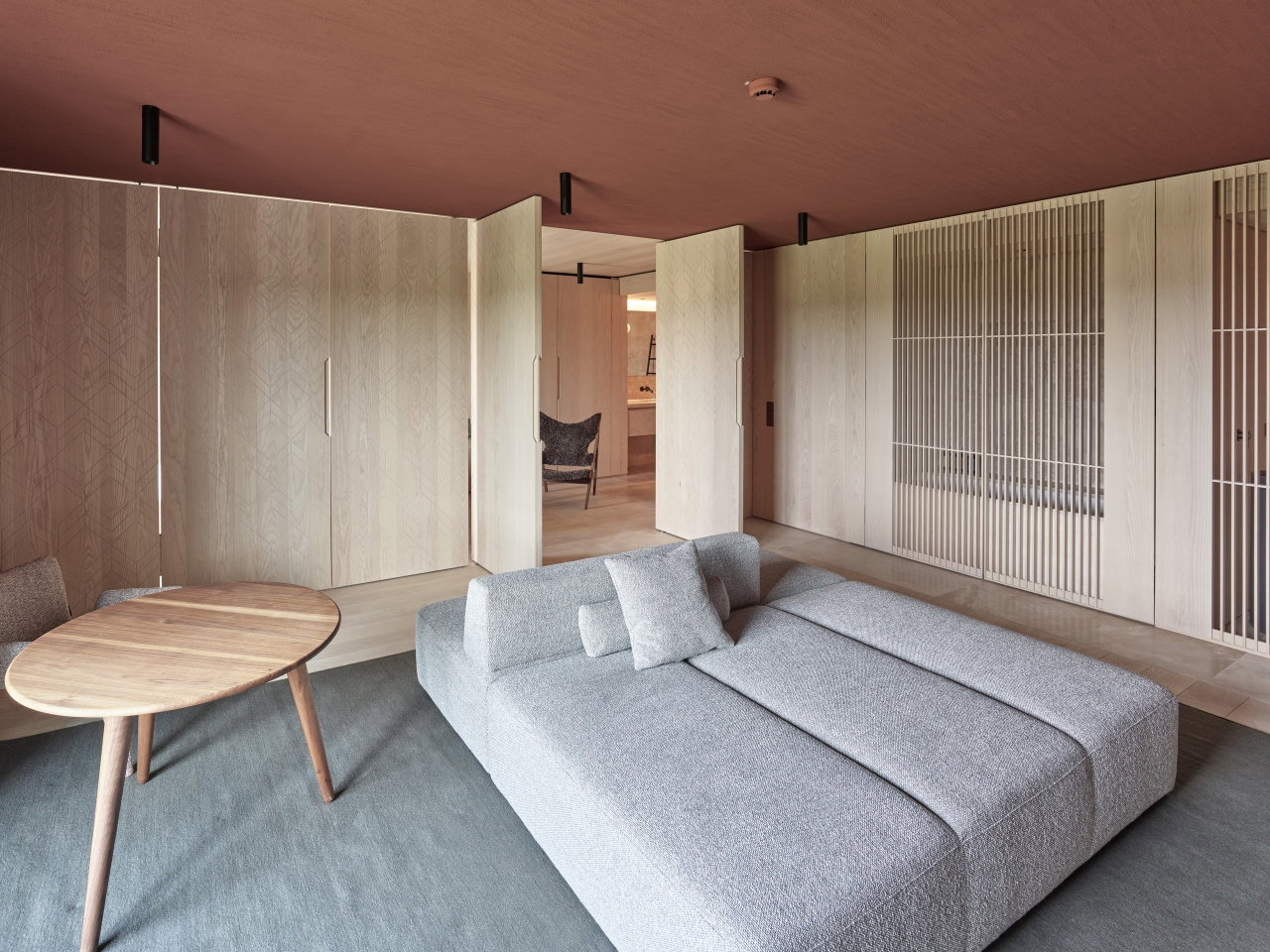 Pivottür aus Holz in einem Hotel in Bad Tatzmannsdorf mit FritsJurgens System M Pivot-Scharniersystem im Inneren