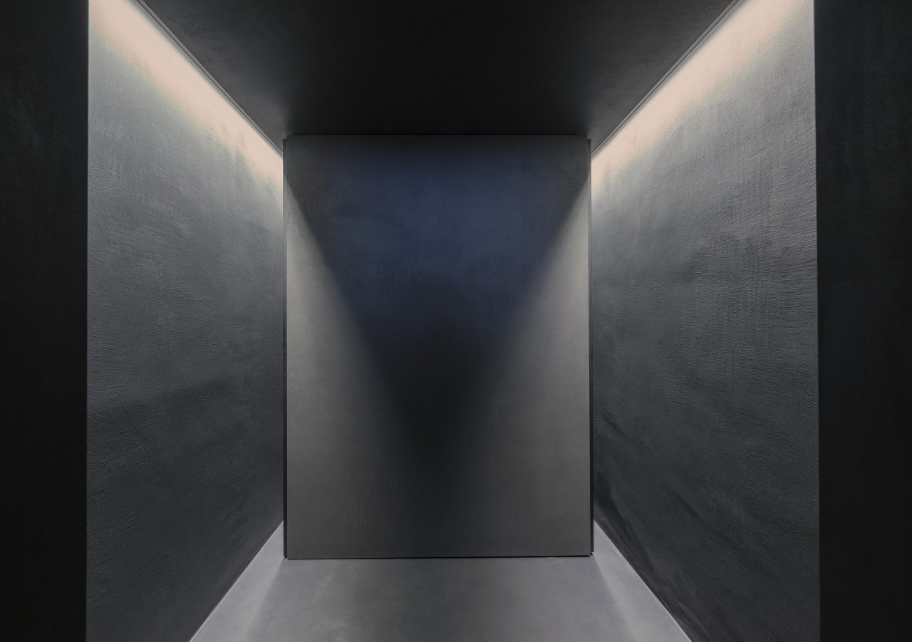 Stone pivot door in an office in Milan with FritsJurgens System M+ pivot hinge system inside